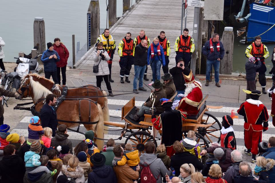 De sint vertrekt naar het Spuiplein
