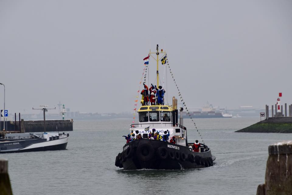 De stoomboot loopt de haven binnen