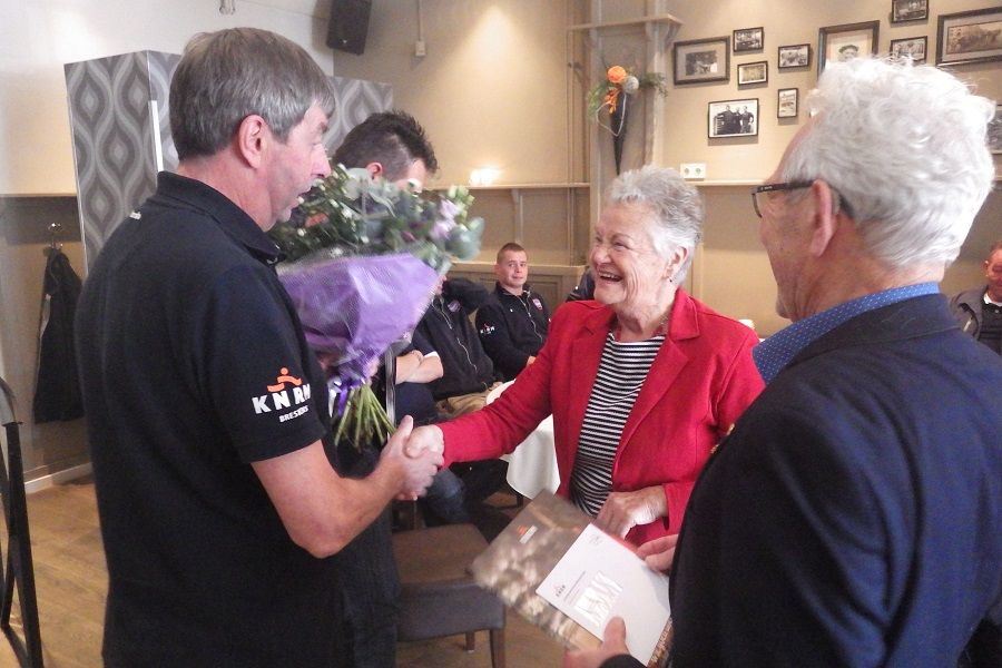 Namens de sectretaris krijgen ze nog een boek en een bos bloemen