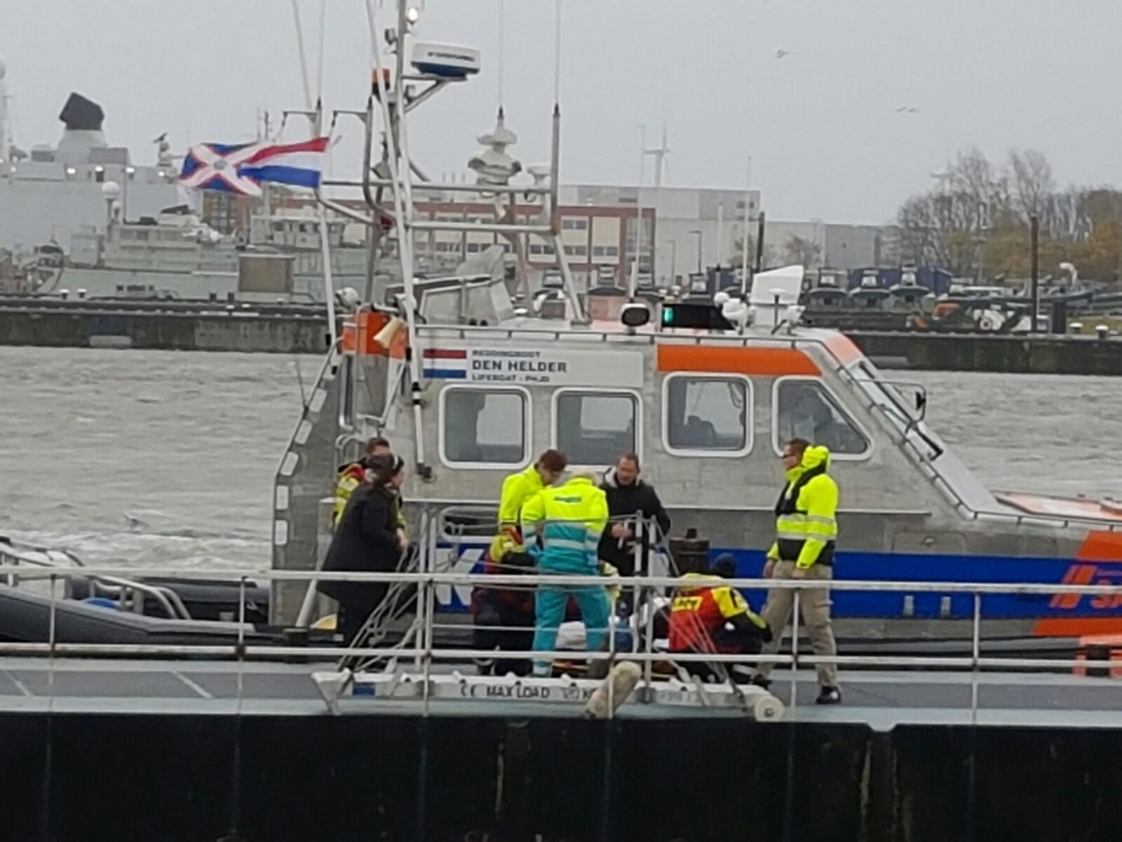 patiu00ebnt wordt op steiger 5 aan land gebracht