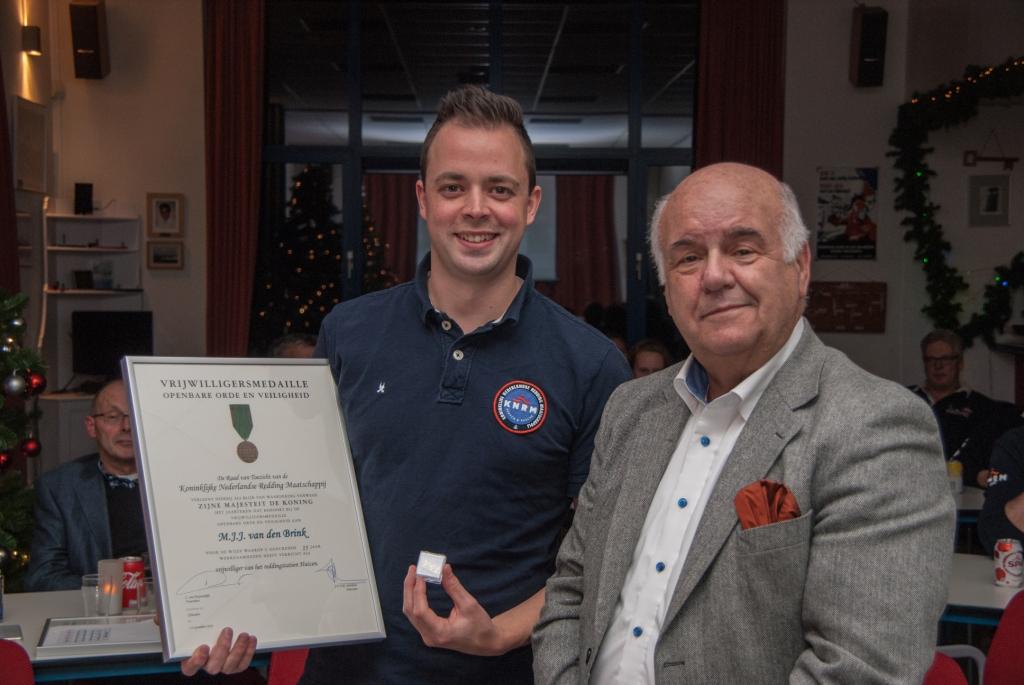 Mark van den Brink (links) met Fons hertog, Vz. KNRM Huizen
