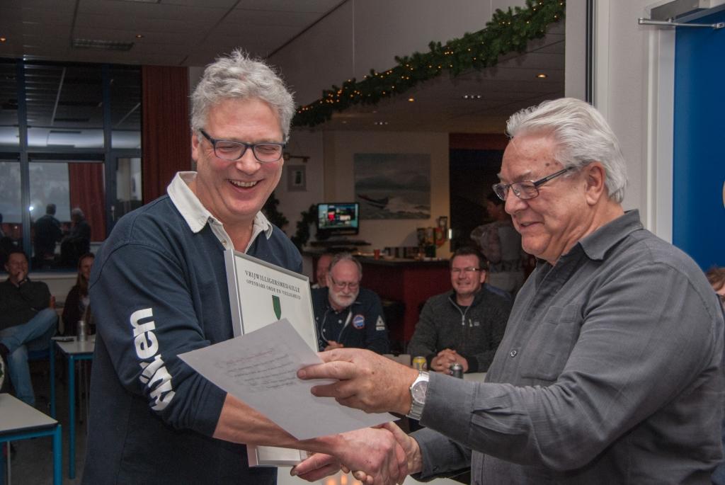 Onderscheiden Frits Calis (l) krijgt een dinerbon van penningmeester Sjaak van der Mark