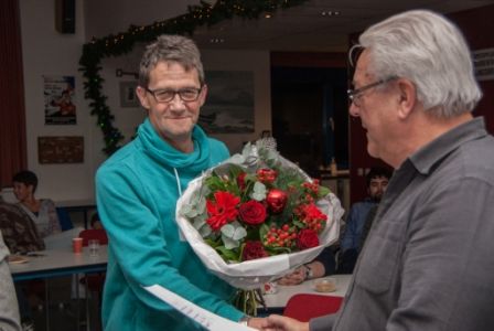 Bloemen voor Cees de Munnik. Rechts penningmeester Sjaak van der Mark