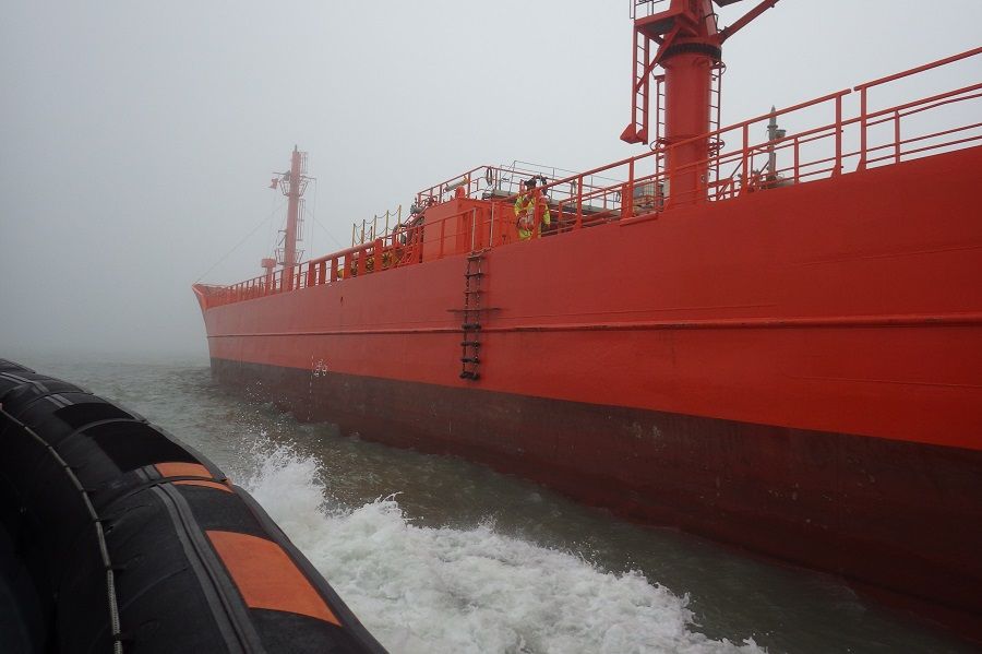 Reddingboot Zeemanshoop gaat langszij