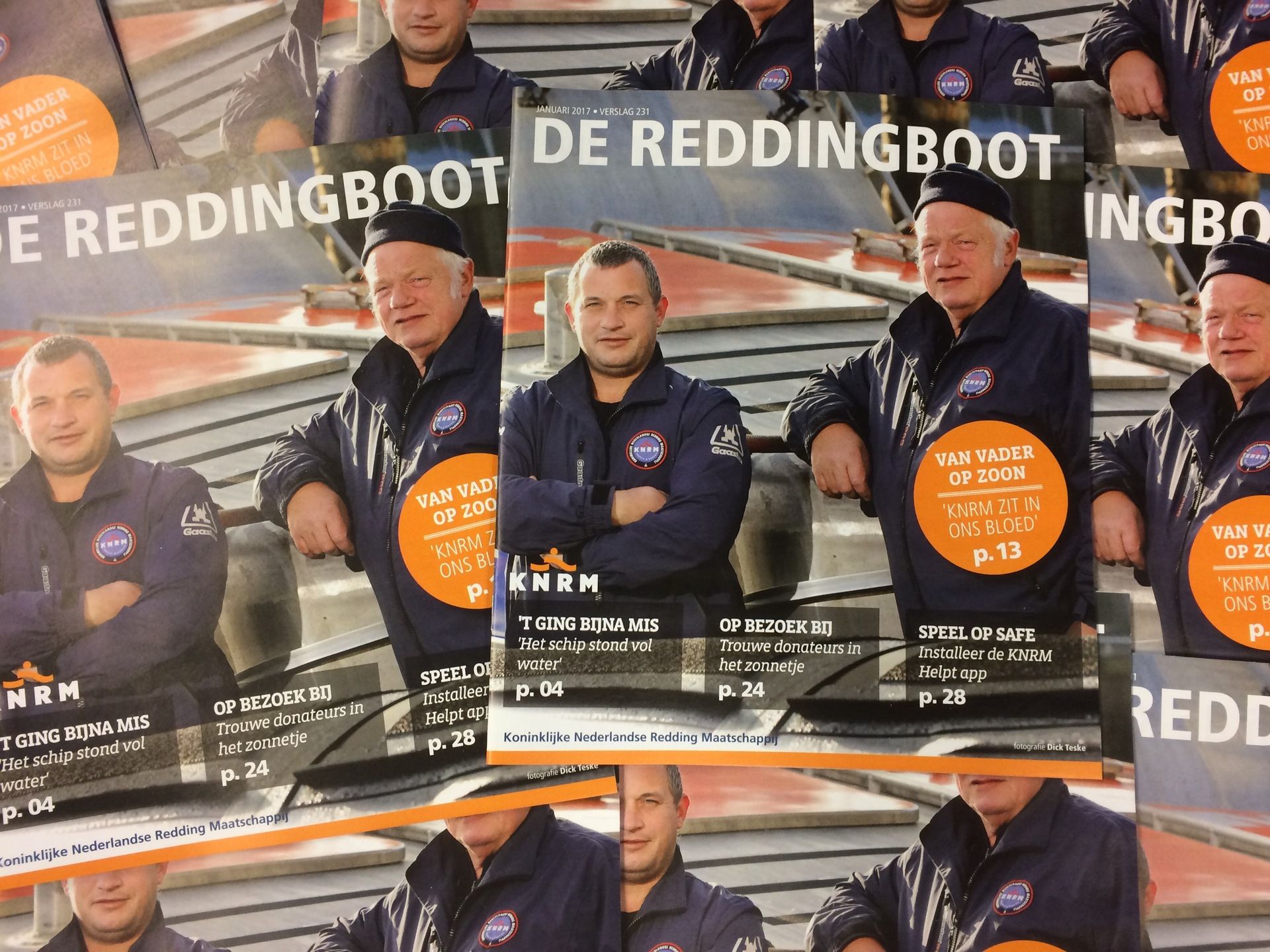 Op de voorkant pronken vader en zoon Pronk van KNRM Scheveningen