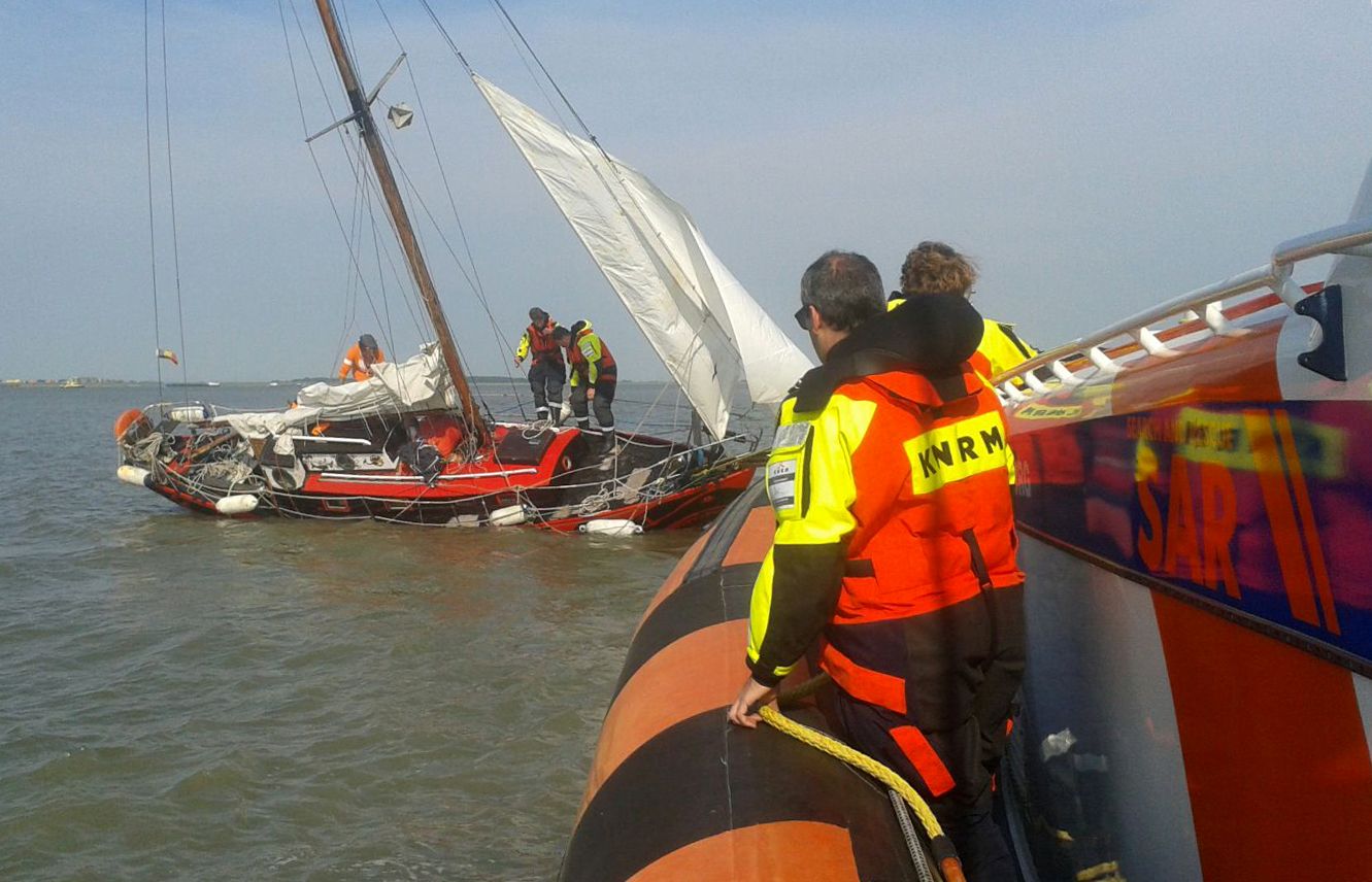 KNRMHAN_actie_662016_zeiljachtgestrand_1