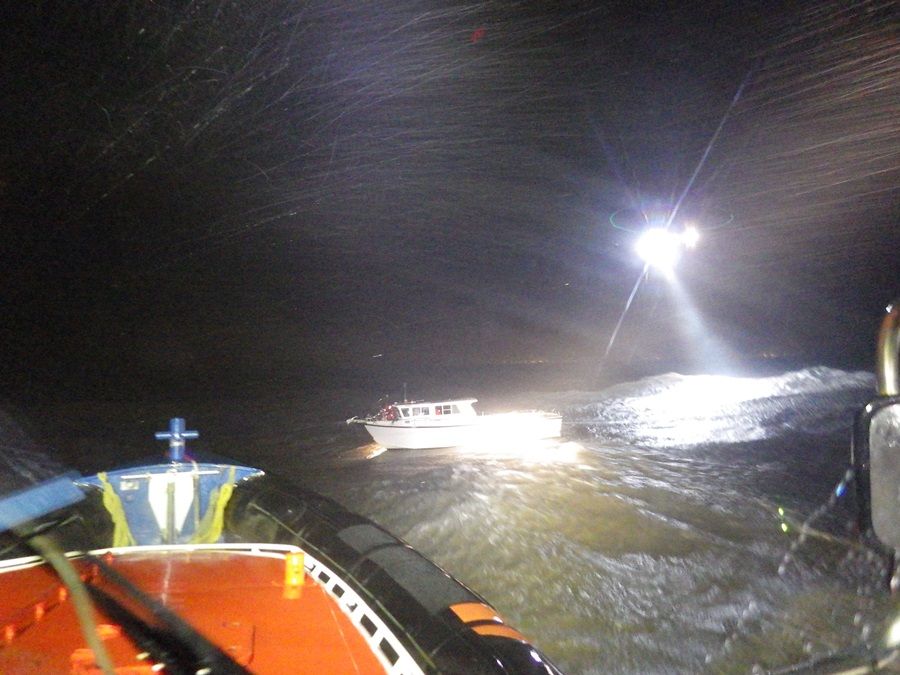 Vier vissers in vliegende storm