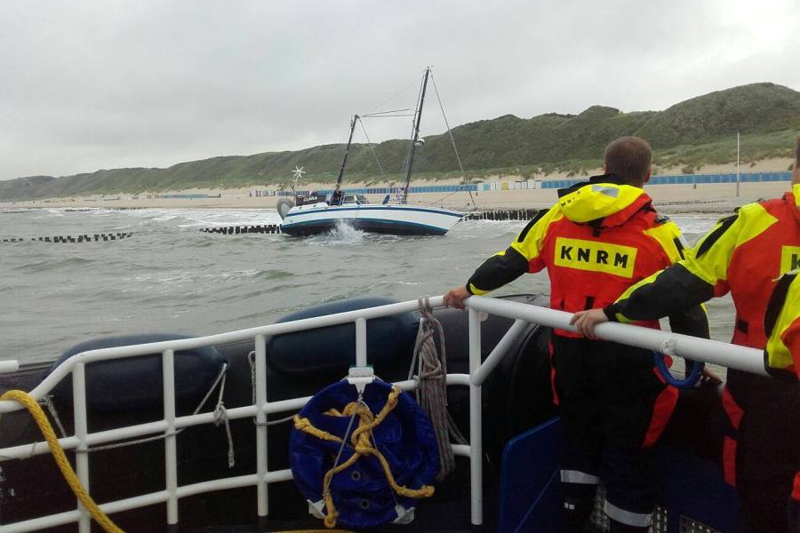 Zeiljacht strandt bij Dishoek