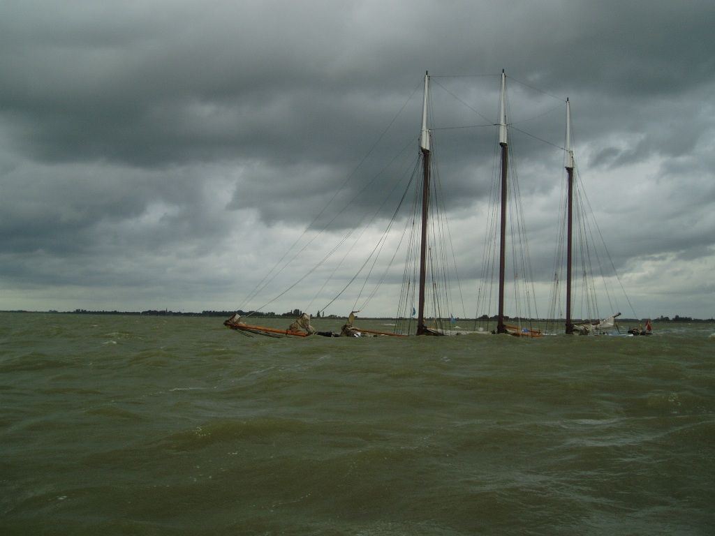 CharterschipAlmeregezonkenophetMarkermeer.KNRMEnkhuizen19092007