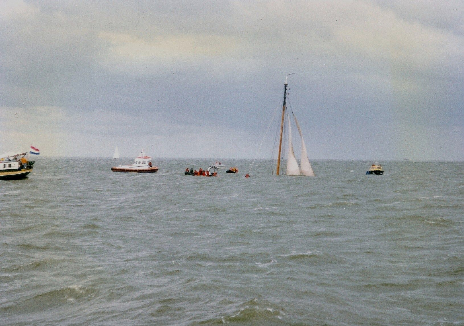 SchokkerdeWitteolifantgezonkenIJsselmeer.KNRMEnkhuizen21051998