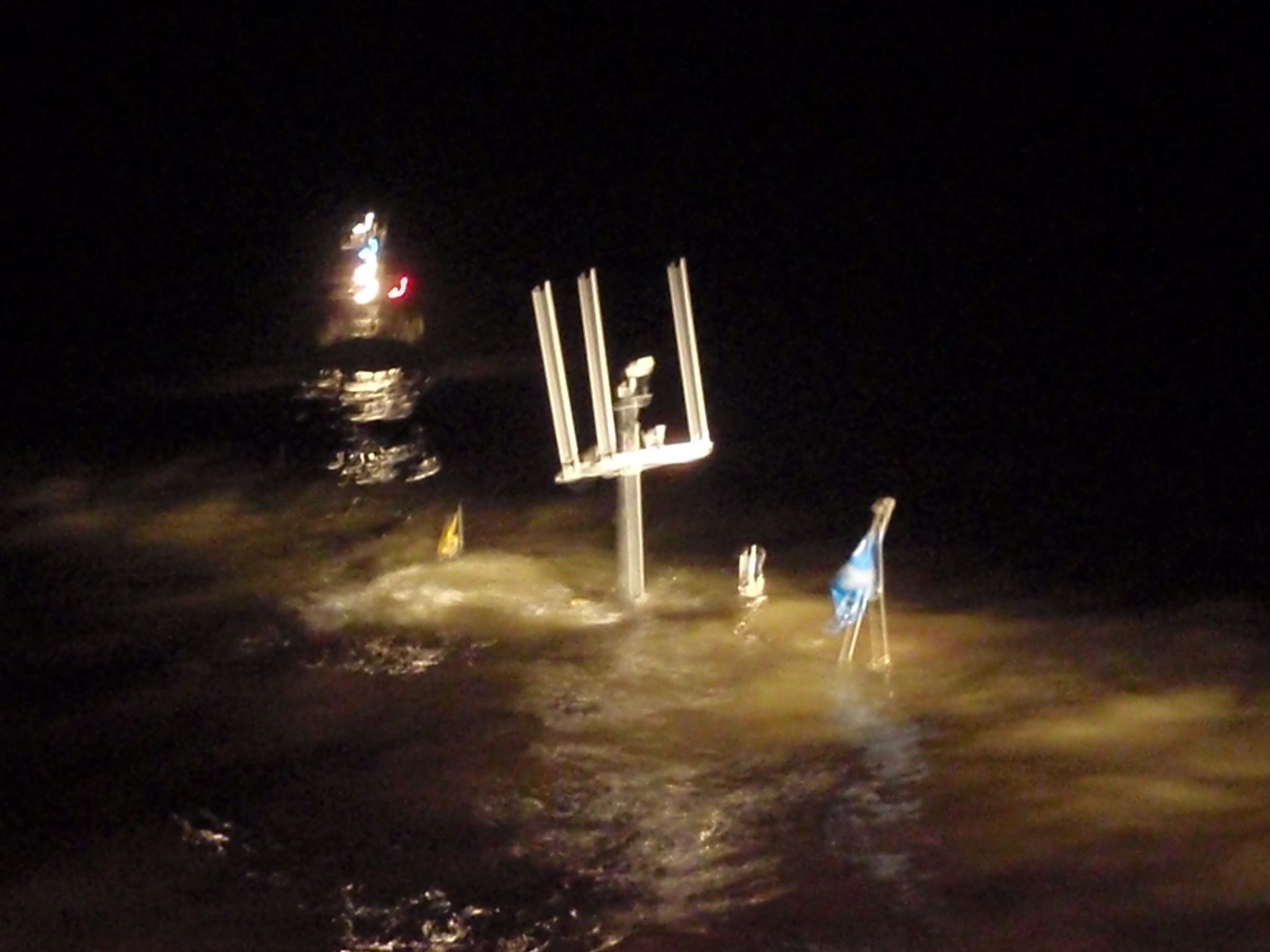 werkscheepjegezonkenthvAfsluitdijk.KNRMEnkhuizen2322012