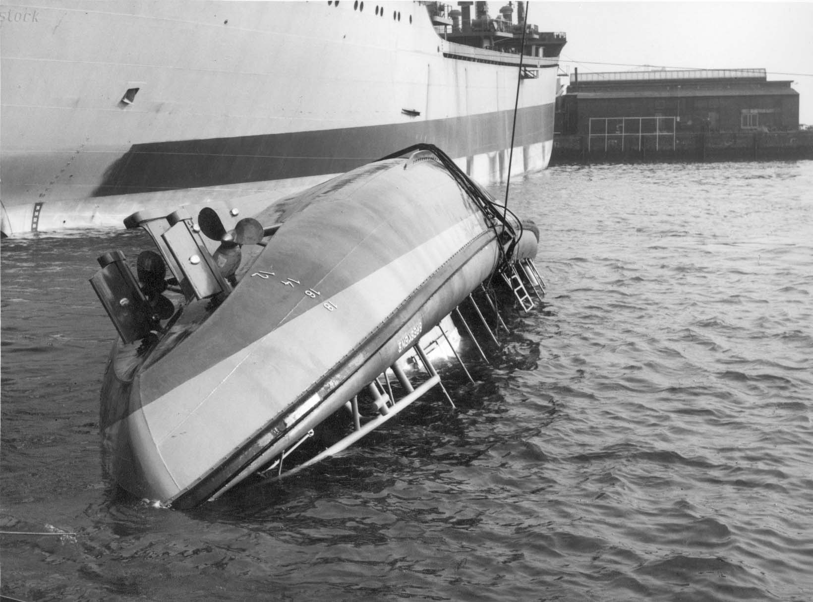De kantelproef voor de zelfrichtende reddingboot Javazee