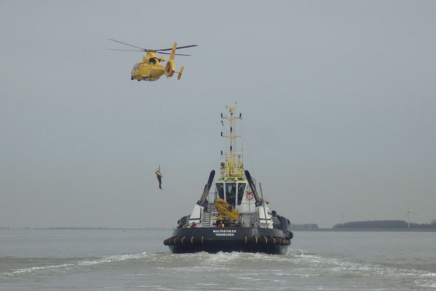 KNRM vrijwilliger wordt afgezet op de Multratug 29