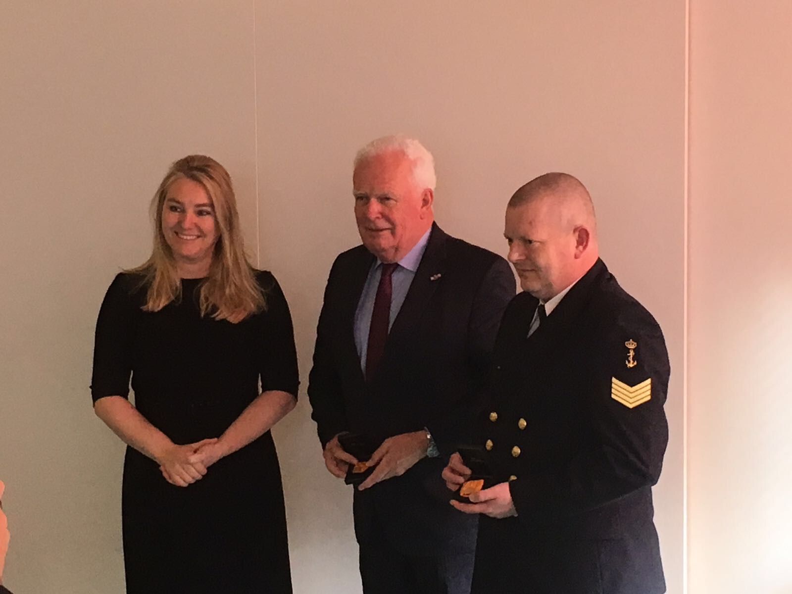 De heer Van Duyvendijk samen met minster Schultz van Haegen en de heer Berentsen