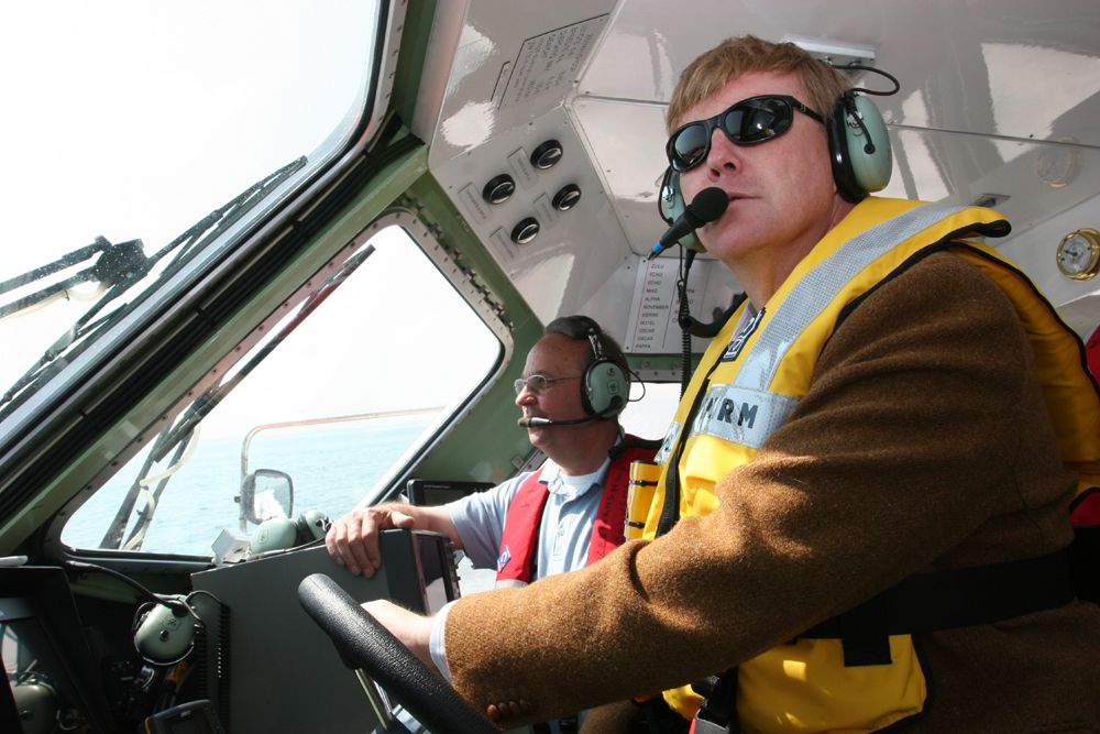 Koning Willem Alexander bij een werkbezoek aan de KNRM