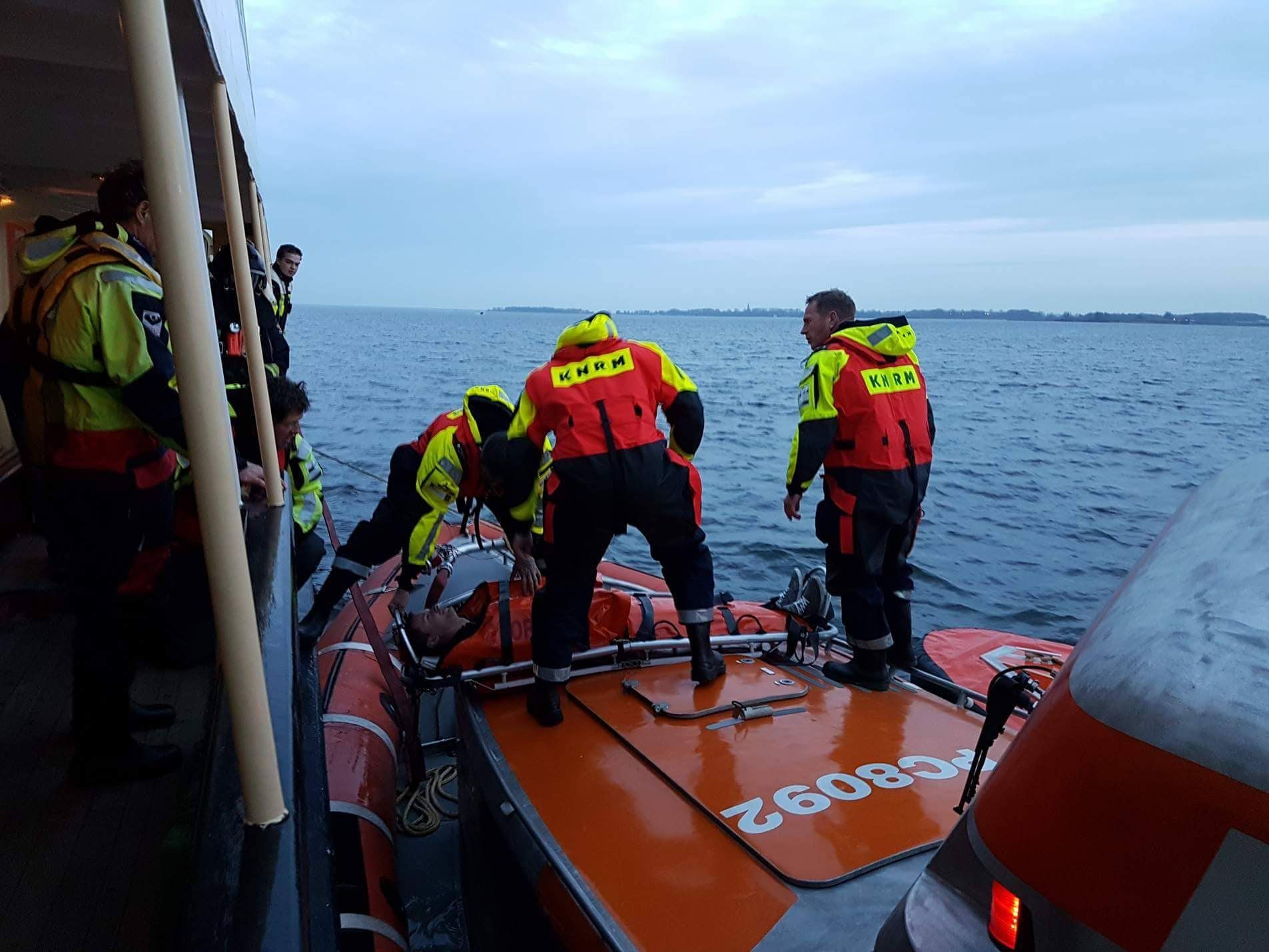 Gewonden transport naar de wal. KNRM Enkhuizen