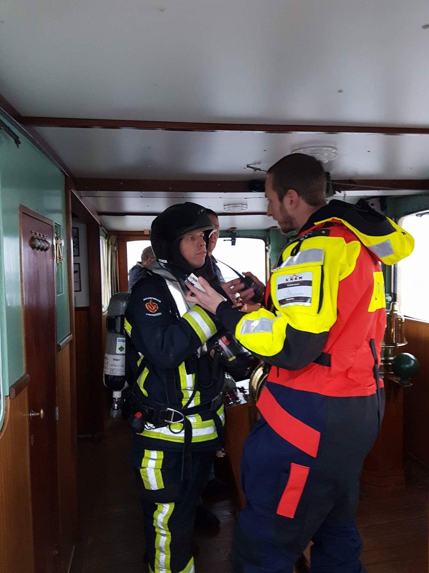 Overleg tussen de hulpdiensten. KNRM Enkhuizen