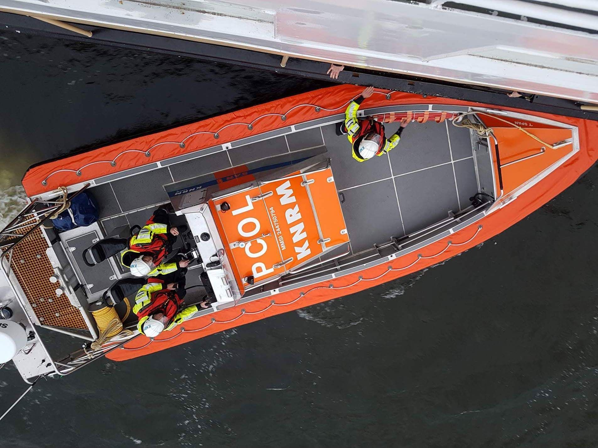 Reddingboot tSpan komt terplaatse voor het vervoeren van gewonden. KNRM Enkhuizen