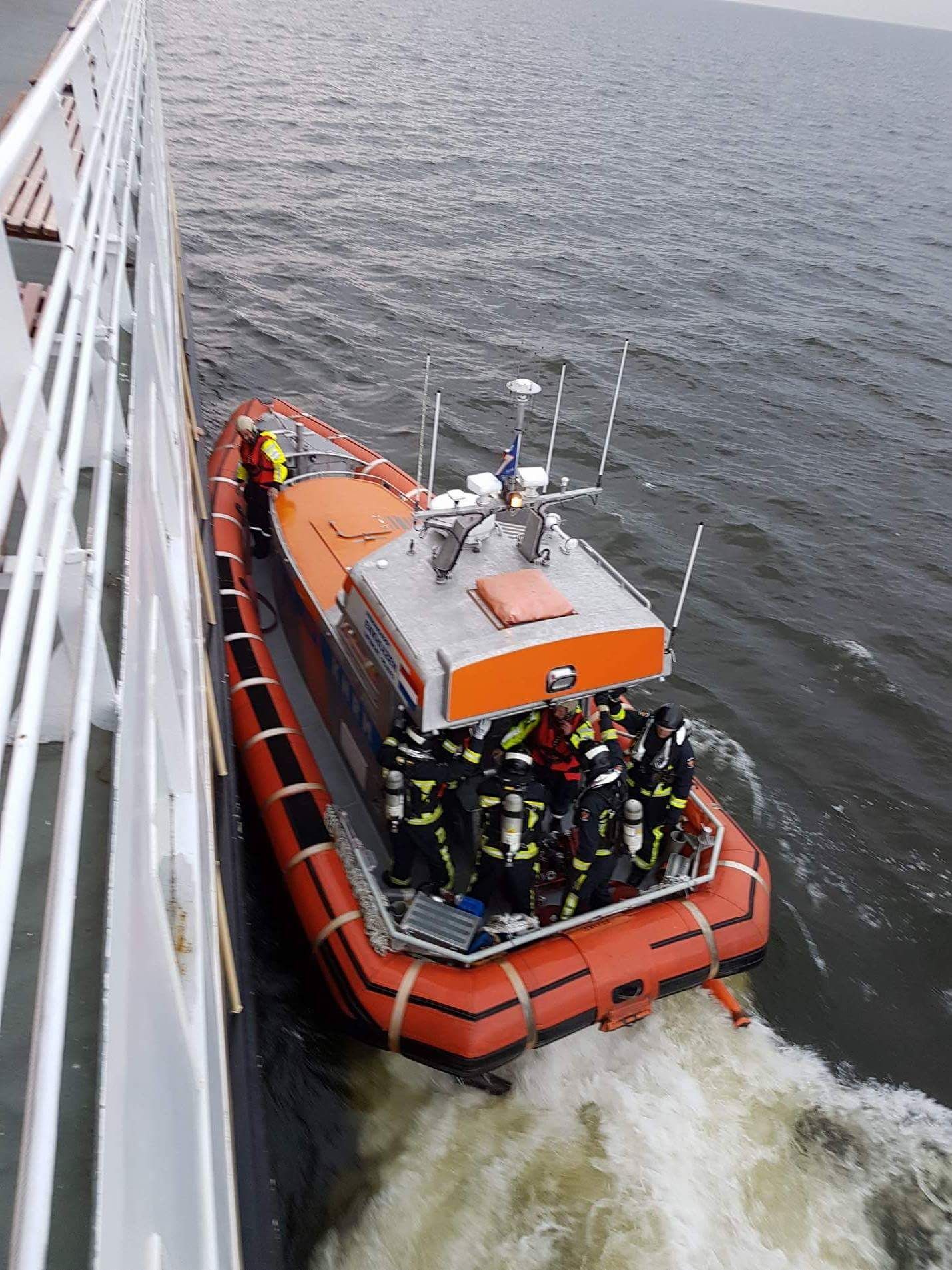 Reddingboot waterport brengt brandweer enkhuizen aan boord