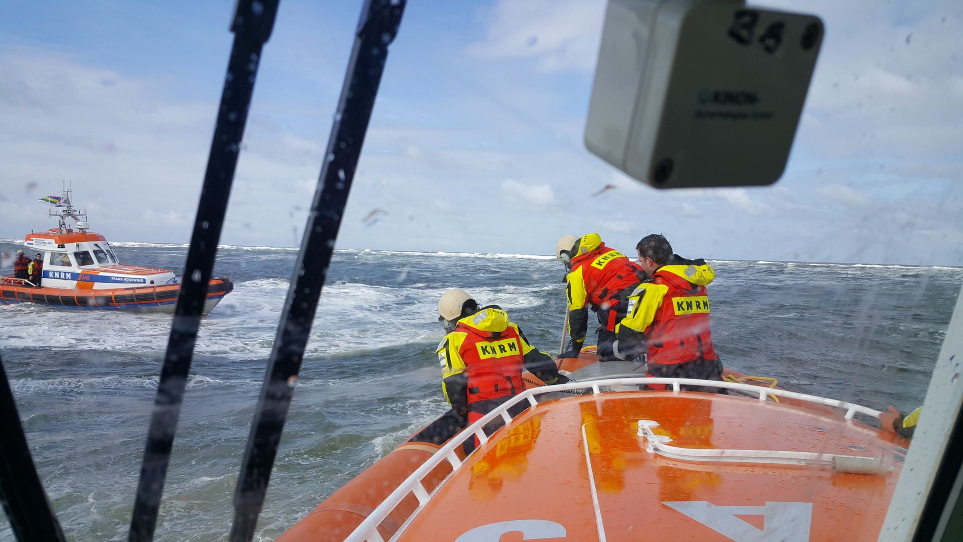 Bemanning haalt persoonlijke eigendommen uit het water