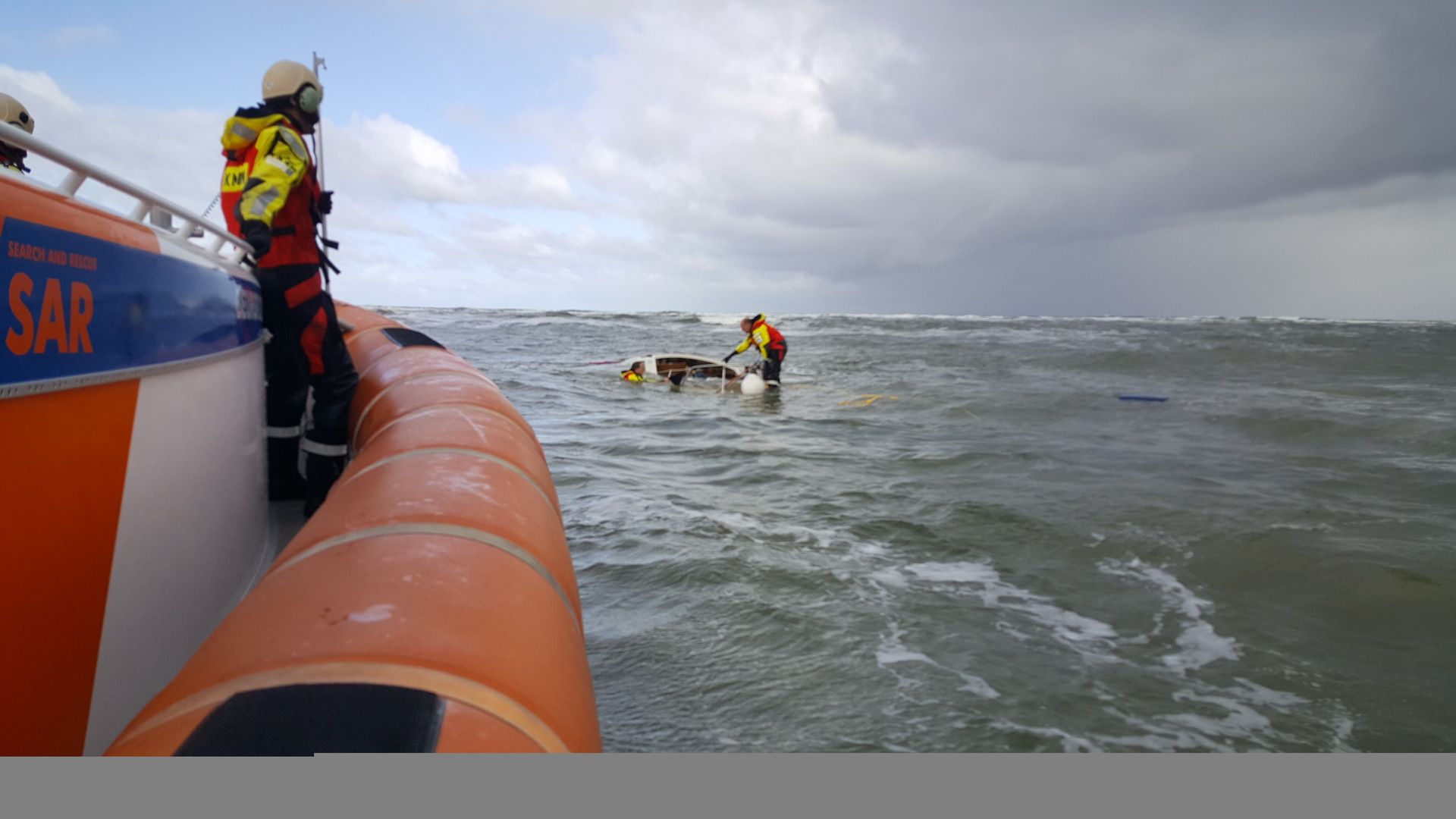 Sleepverbinding maken op het jacht in ondiep water.