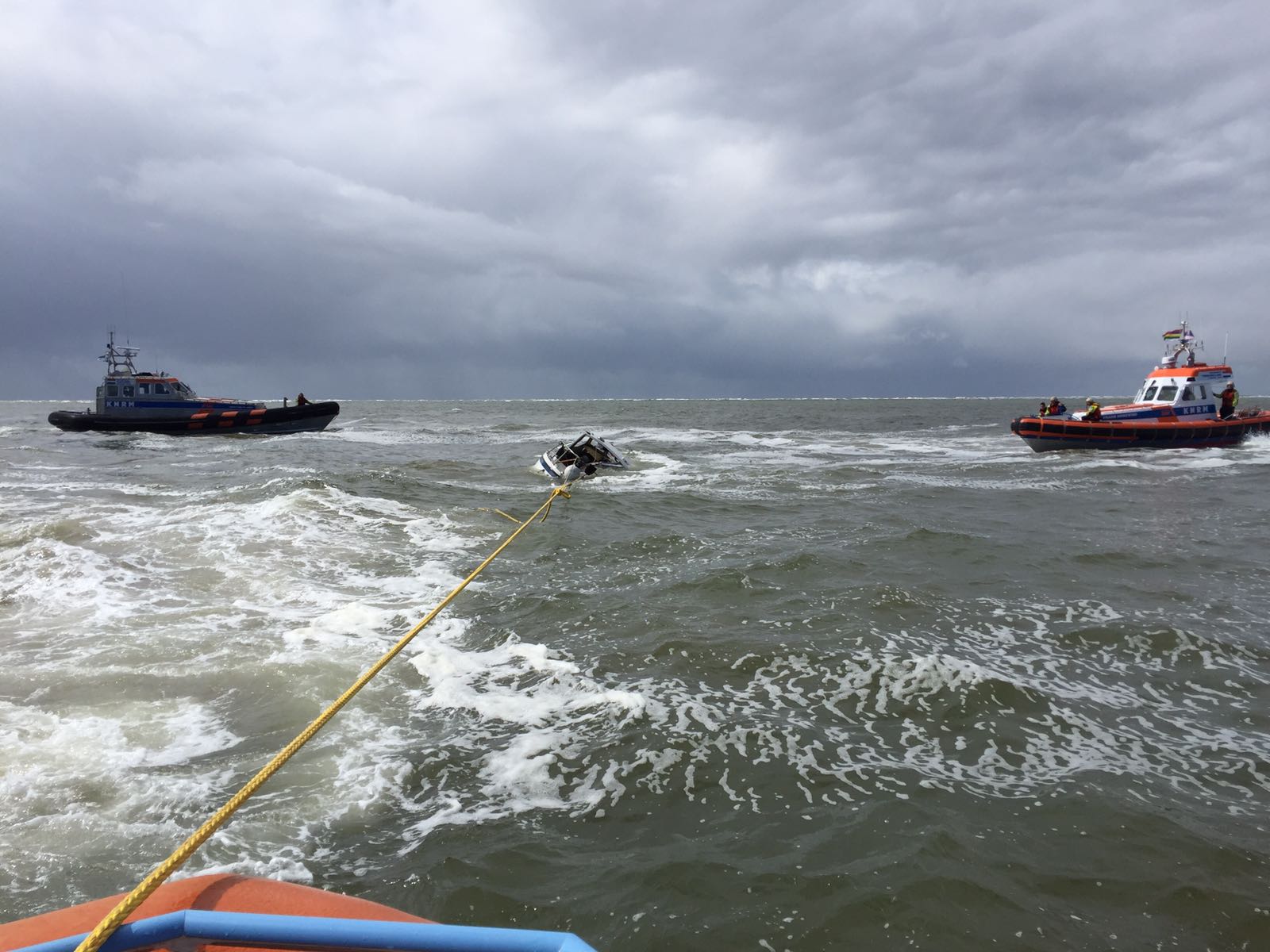 De Beursplein 5 sleept het jacht naar de Vliehors, minder dan 1 mter water onder de kiel. onder de k