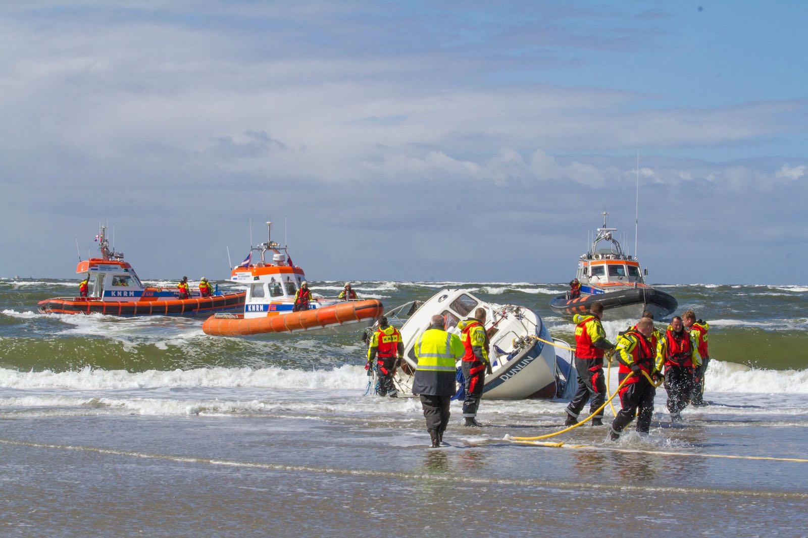 Sleep wordt de de Vliehors op getrokken. Perfecte samenwerking met de KNRM collegas van Vlieland en 