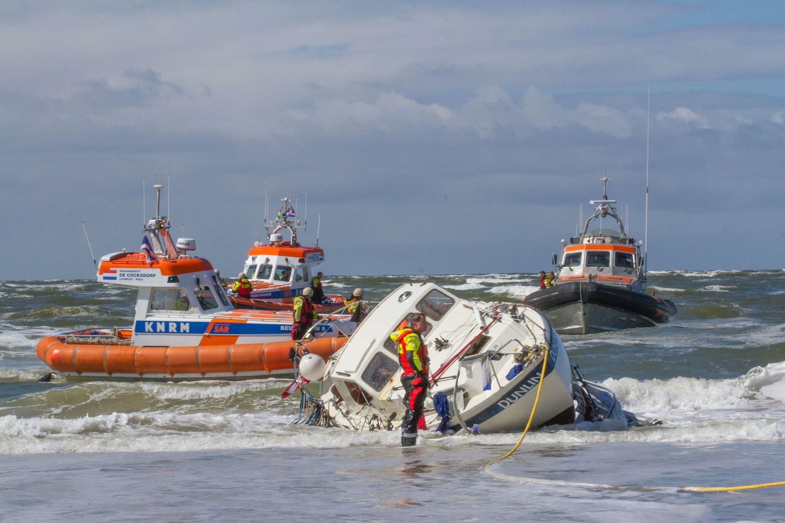 Duidelijk is te zien dat de reddingboten ok in zeer ondiep water zeer goed kunnen opereren.