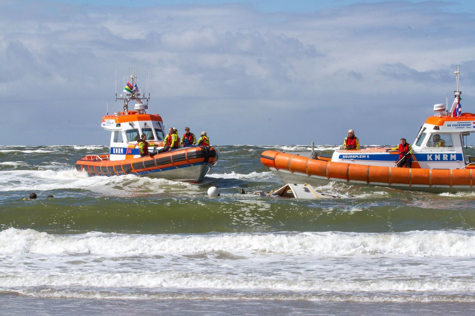 Door waterjets vlijvens de reddingboten continu naast het jacht  en kan de sleepdraad aan de walploe