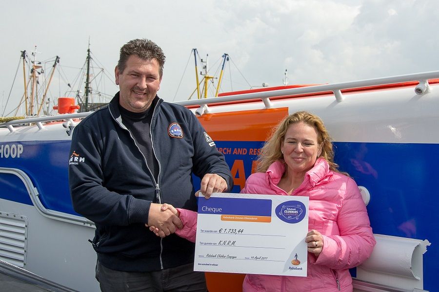 Marcel neemt cheque in ontvangst