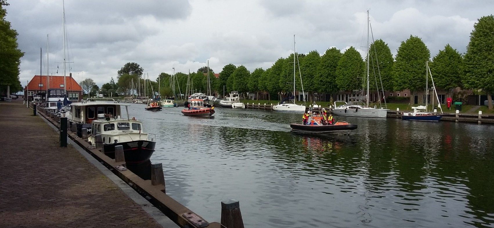 Leden Raad van Toezicht komen aan in haven Medemblik