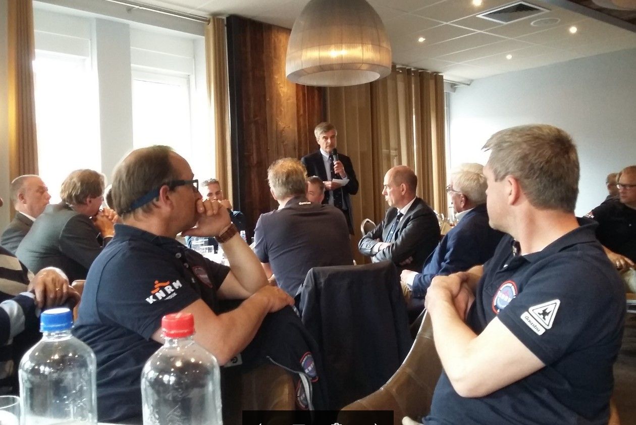 Voorzitter van Raad van Toezicht, dhr van Slobbe, aan het woord tijdens diner