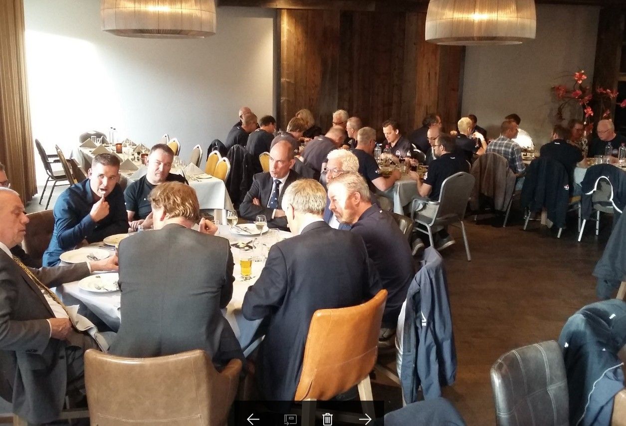 Informeel samenzijn tijdens diner in Medemblik