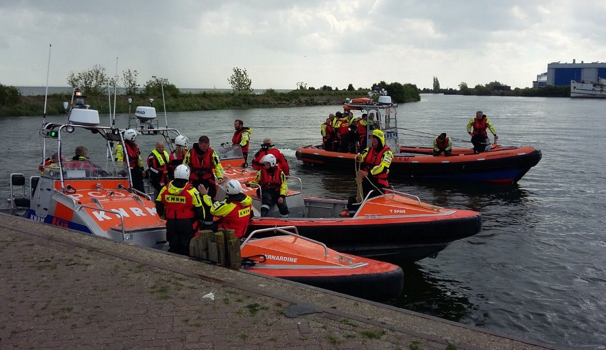 Reddingboten in werkhaven Oude Zeug