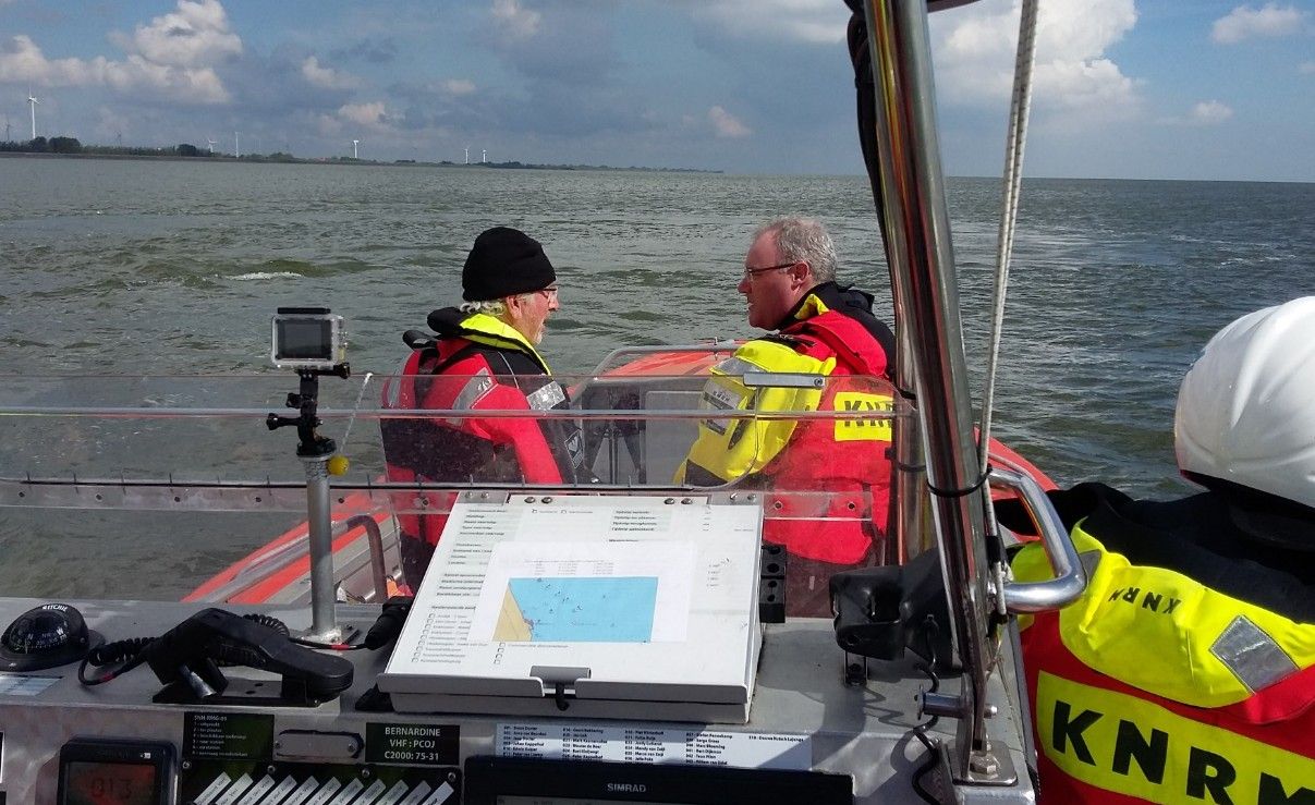 Leden aan boord van reddingboot Bernardine