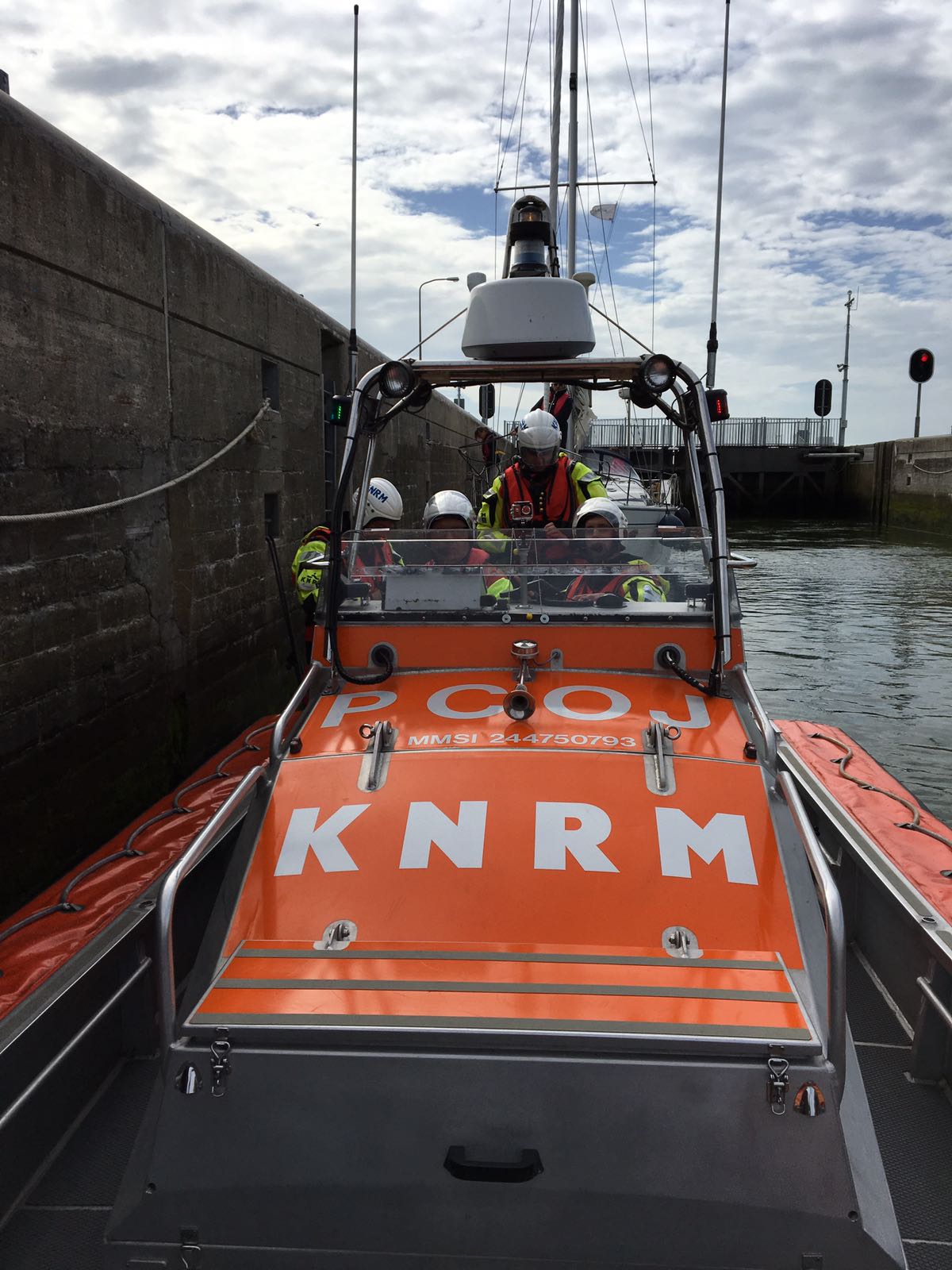 Reddingboot Bernardine in sluis Den Oever onderweg naar IJmuiden