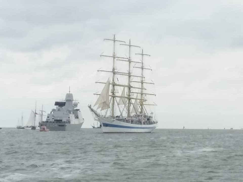 De Russische Mir passeert het admiraalsschip Zr.Ms. de Ruyter