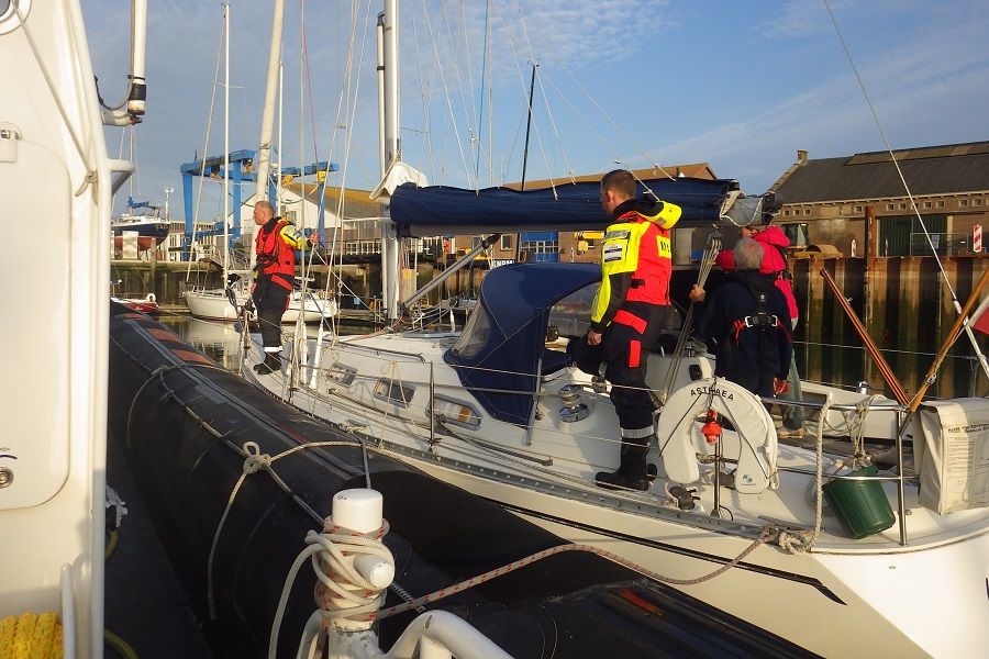 Langszij in de haven