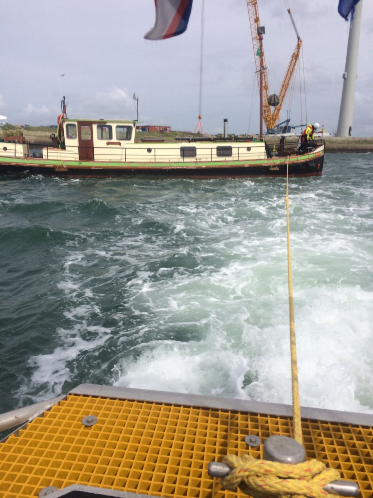 Fred heeft sleepverbinding gemaakt met het schip in problemen