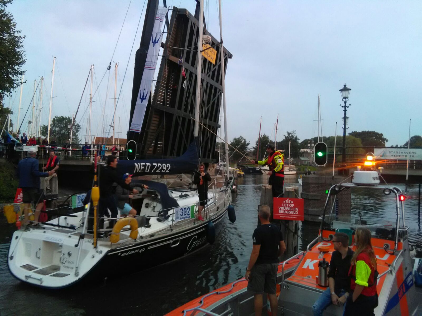 Vrijwillig bruggeld ophalen tijdens de finish van de 24 uurs race