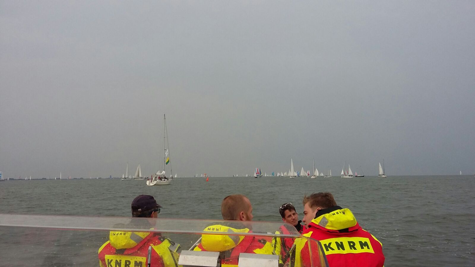 Uitzicht vanaf reddingboot t Span op het deelnemersveld bij de finish