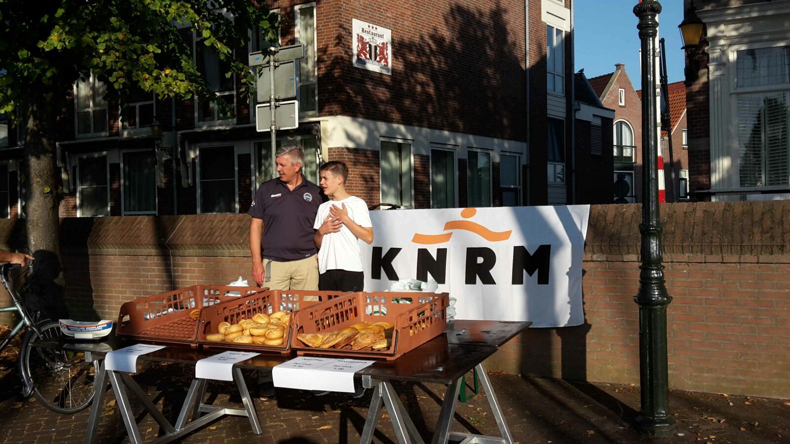Broodjesverkoop zondagochtend op de Oosterhaven Medemblik