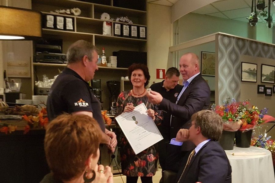 Bram Verhage ontvangt zijn oorkonde en jaarteken