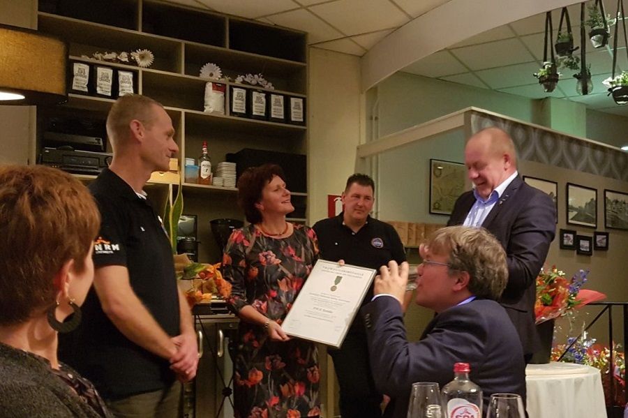 Peter Kesteloo ontvangt zijn oorkonde en jaarteken