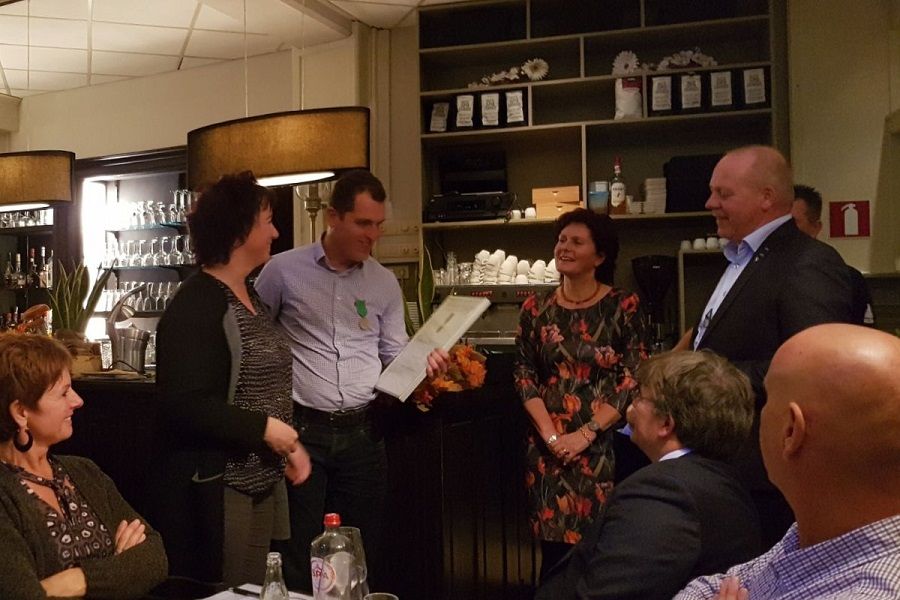 Rino kreeg de vrijwilligersmedaille opgespeld door zijn vrouw
