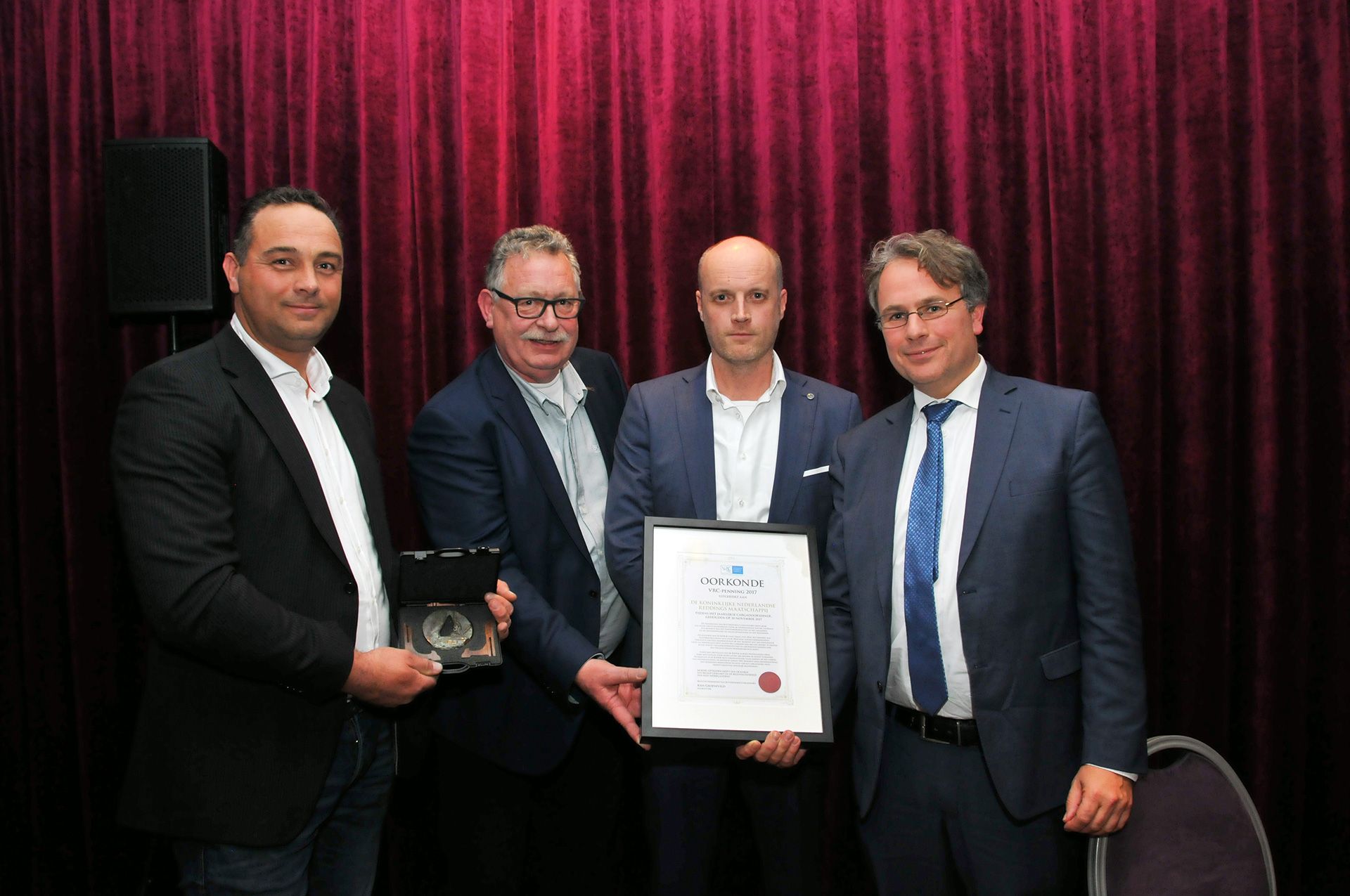 knrm-ontvangt-penning-van-rotterdamse-cargadoors