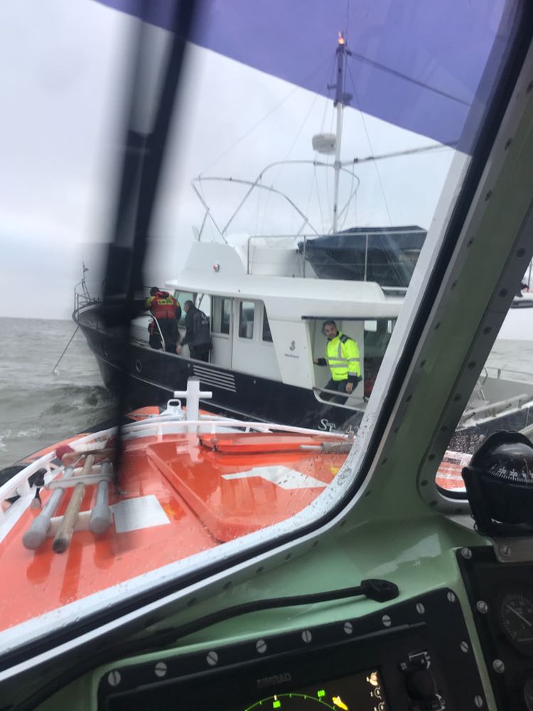 Winifred Lucy Verkade-Clark naast de boot