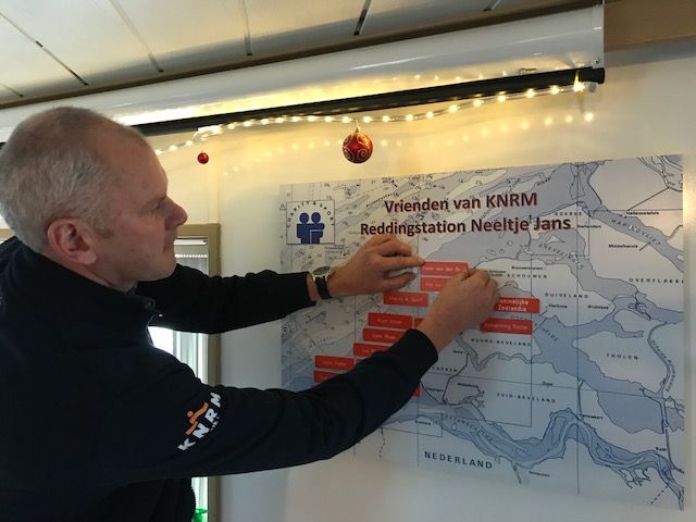 Schipper plakt de nieuwe vriend bij de andere vrienden