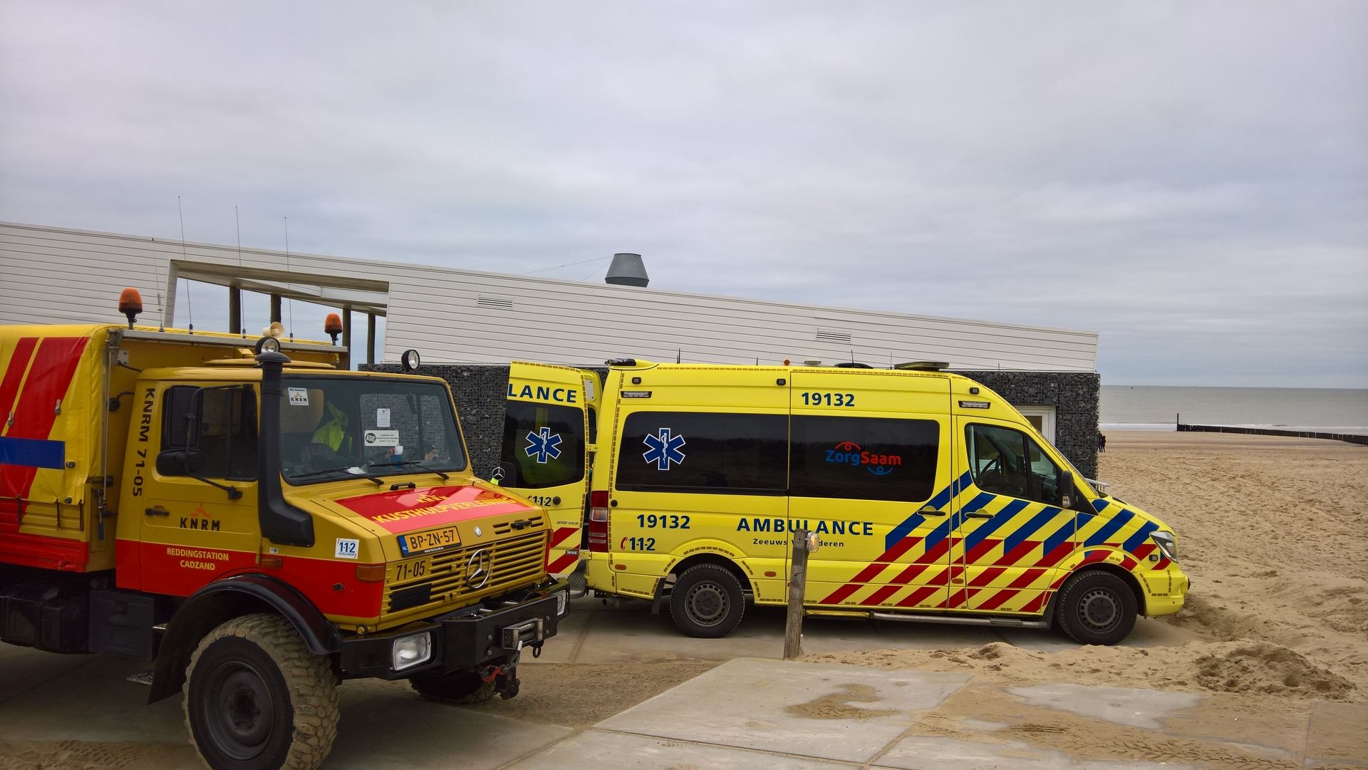 Kust Hulpvoertuig en ambulance bij Strand Ruig
