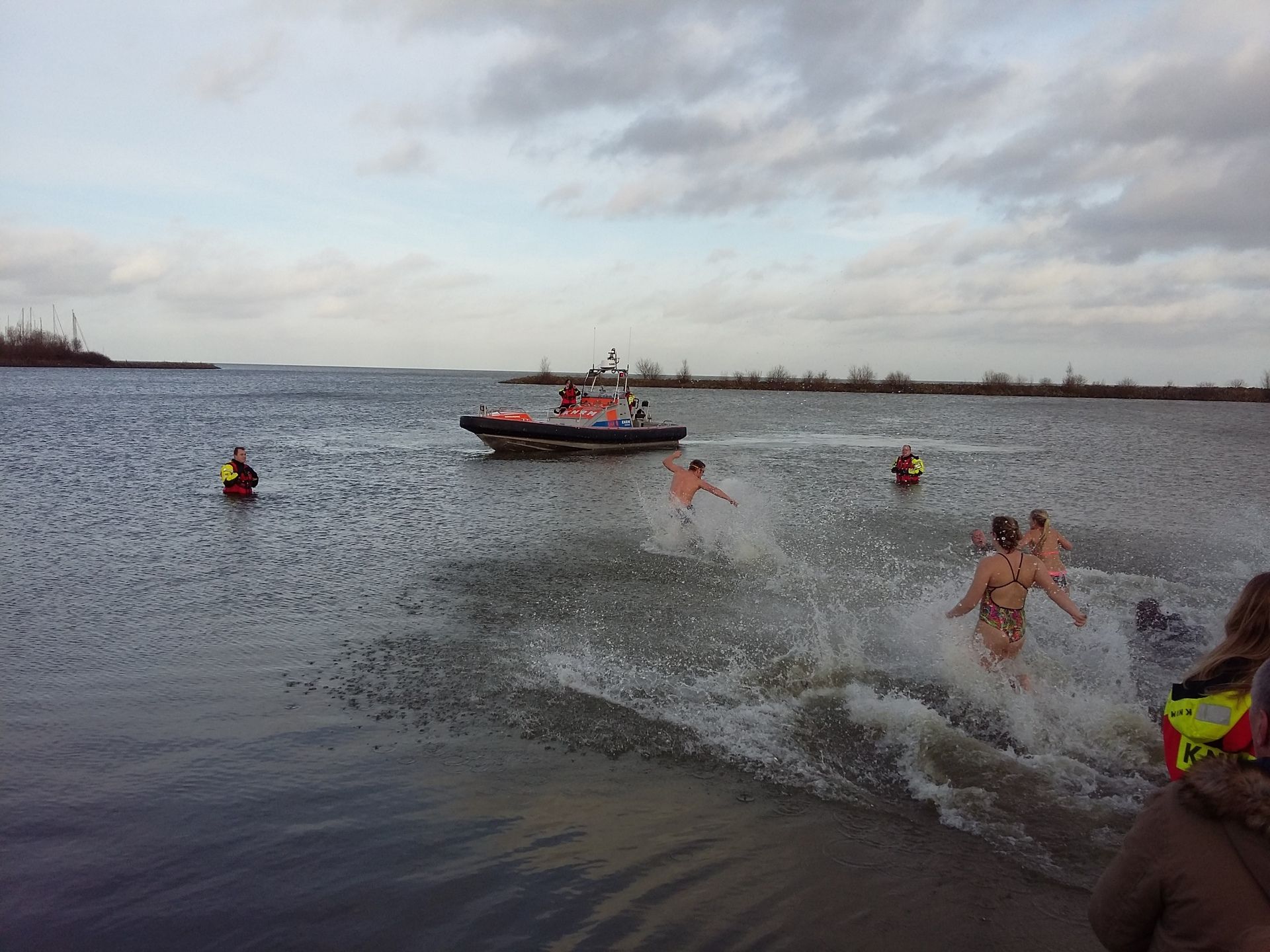 Een enkeling waagde zich een tweede keer aan de nieuwjaarsduik